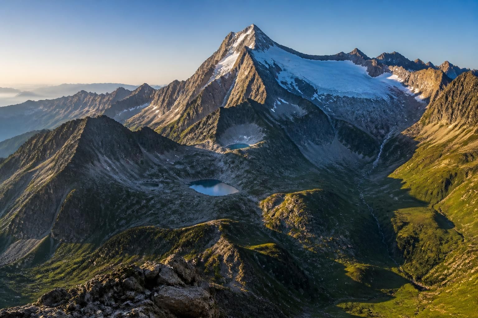 découvrez les trésors naturels du pico del aneto, le plus haut sommet des pyrénées, entre paysages époustouflants, faune remarquable et richesses géologiques exceptionnelles.