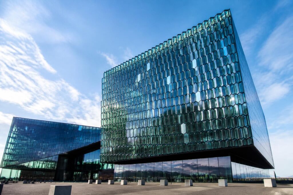 découvrez la harpa concert hall à reykjavik, une merveille architecturale conçue par henning larsen et olafur eliasson, alliant modernité et design scandinave pour une expérience culturelle unique.
